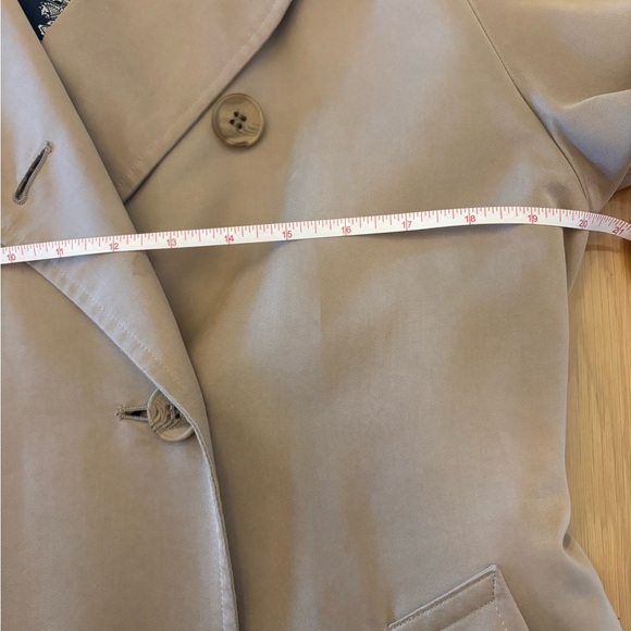 Vintage Burberry Trench Coat with Removable Wool Liner and Classic Check Lining - Picture 8 of 16